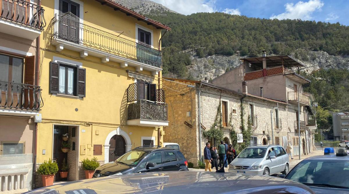 L’aquila, mamma precipita dal balcone con il figlio di 5 anni: lei …