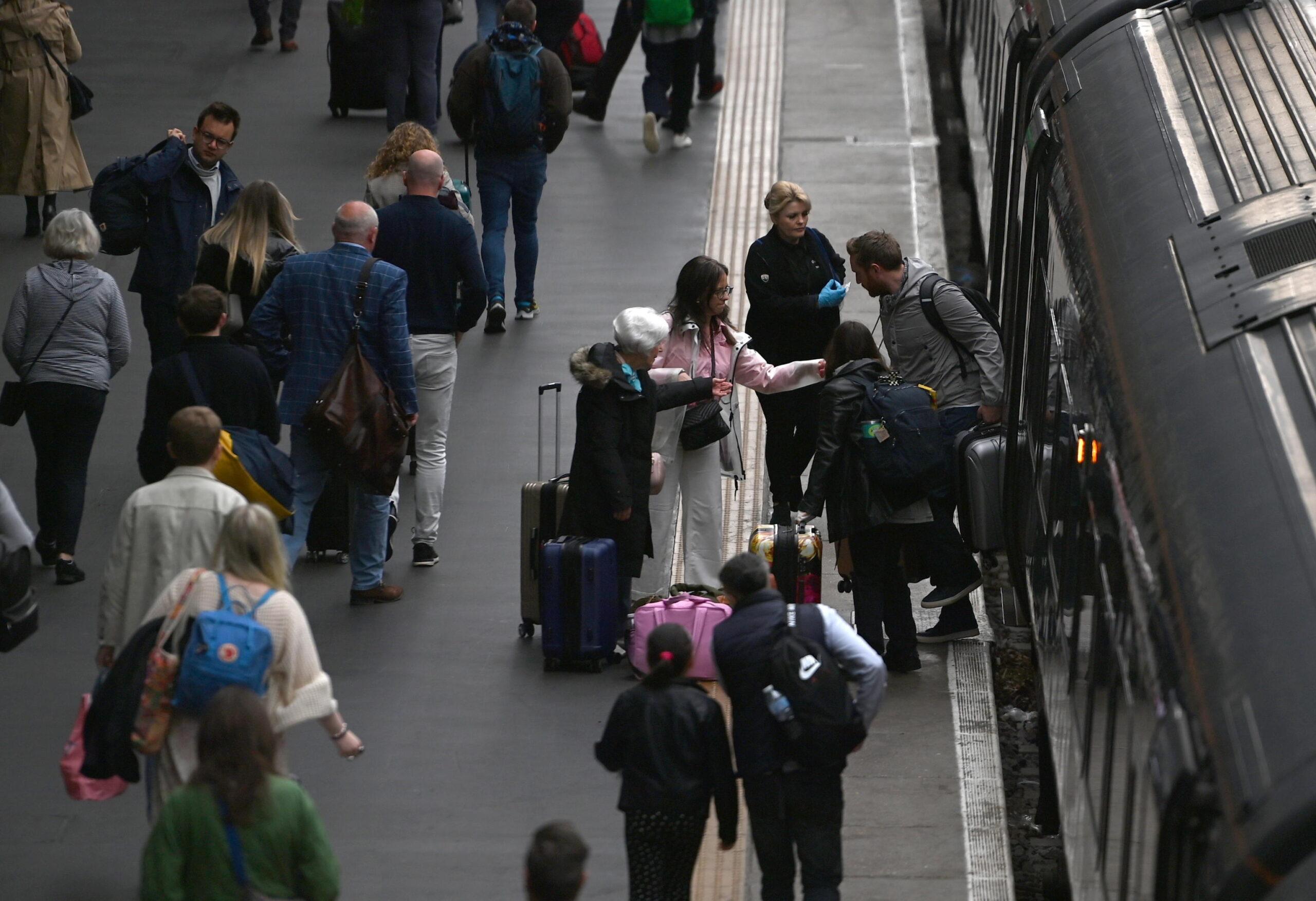 Sciopero 26 maggio 2023: treni, trasporti, scuola