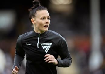 Premier League, Rebecca Welch è il primo arbitro donna nella storia: ha diretto Fulham-Burnley