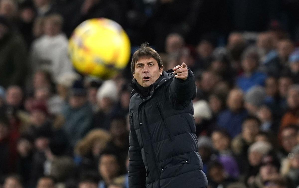 Antonio Conte brama una panchina: il Milan lo sogna, ma il Napoli non molla, con la Roma che osserva. Ecco come stanno le cose