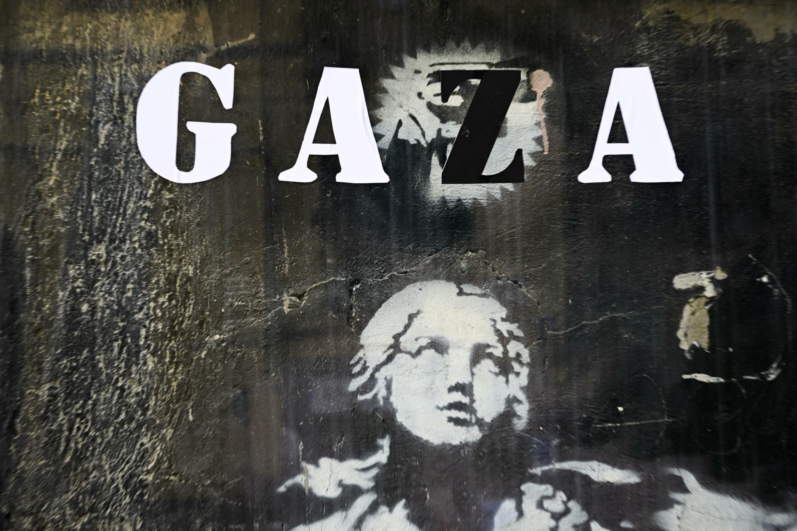 Napoli, messaggio pro Gaza sull’opera ‘Madonna con Pistola’ di Banksy | FOTO