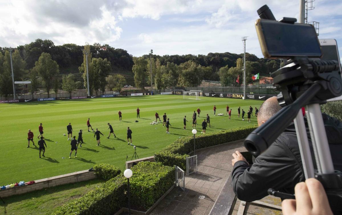 AS Roma, video hard di una dipendente sottratto e diffuso da un calciatore della Primavera: il club licenzia lei. “Incompatibilità ambientale”