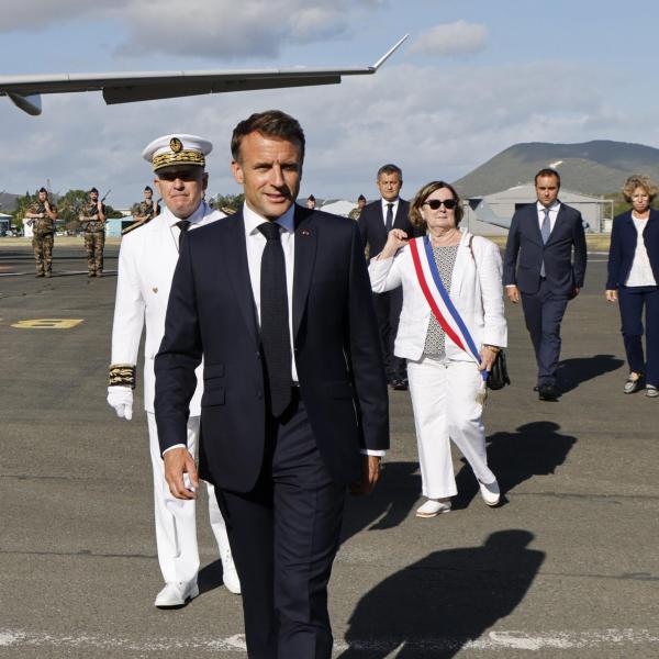 Caos in Nuova Caledonia, Macron atterra a Nuomea: “La prima cosa è l’ordine, la calma e la pace”