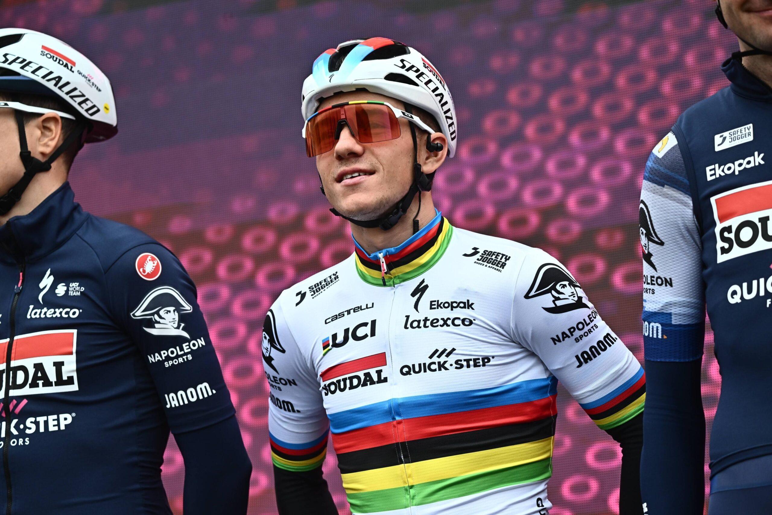 Giro d’Italia 2023, Evenepoel si allontana dal Gran Sasso in elicottero. Interviene l’UCI: “Contro i principi del fair play”