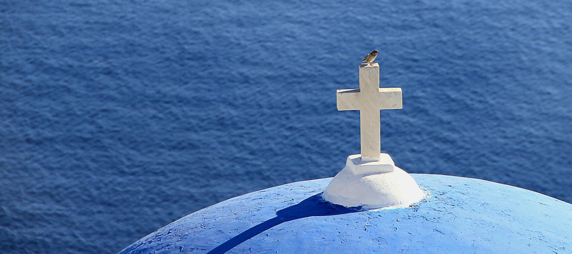 Sacerdote celebra messa al mare: la Procura avvia le indagini per reato