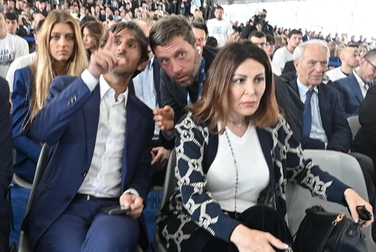 “Cogne mette le ali”: l’ultima trovata della ministra Santanché per salvare la stagione turistica dopo il maltempo fa infuriare le opposizioni: “Altro che vacanzieri in elicottero…”