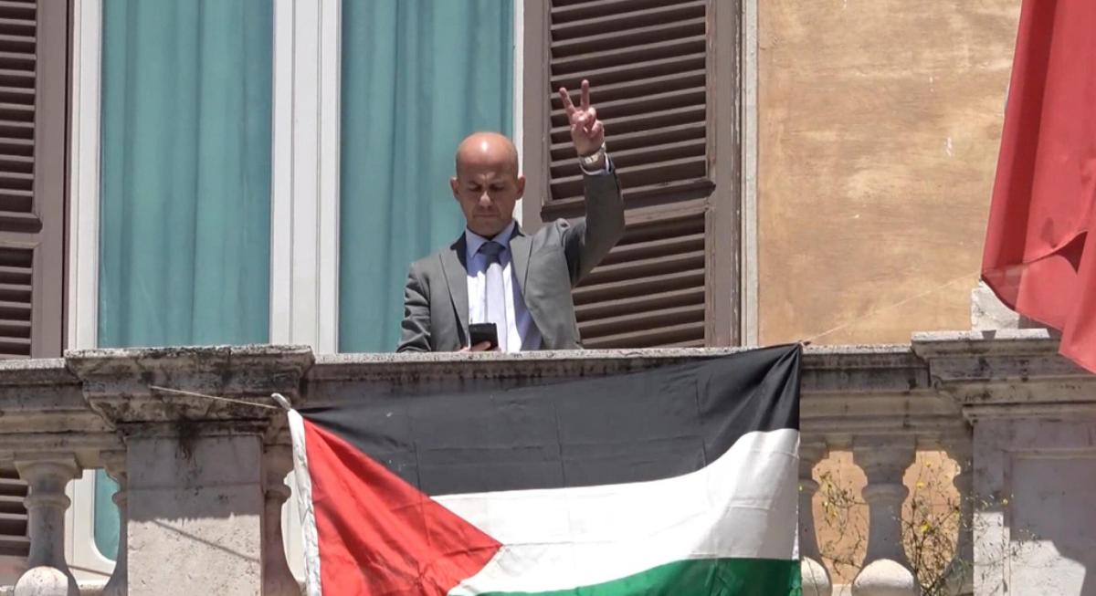 Elezioni Europee 2024: Stefano Apuzzo, il candidato Avs dei flash mob. Dalla bandiera palestinese al Duomo alle mimetiche e i fucili contro la caccia e le armi: “Giorgia, da che parte stai?” | VIDEO