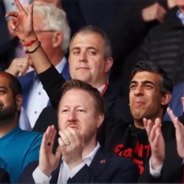 Regno Unito, il premier Rishi Sunak esulta per la promozione del Southampton in Premier League: insulti dai tifosi del Leeds | VIDEO