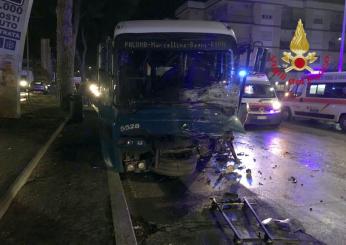 Incidente ad Ostia, ragazzo di 21 anni investito da un autobus ment…