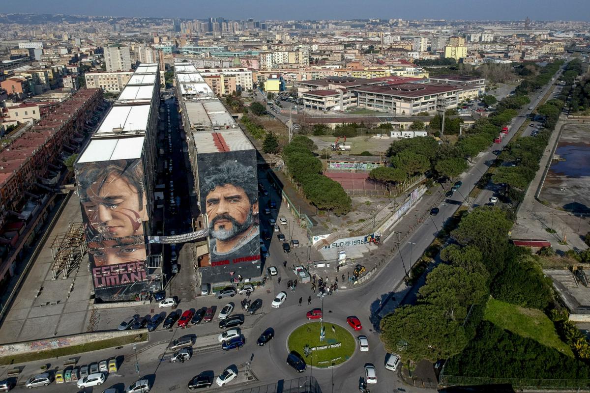 Napoli, si è ucciso l’uomo che aveva accoltellato la moglie dopo essersi barricato in casa