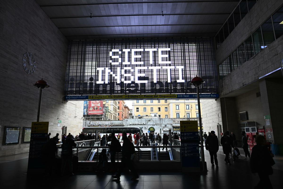 Roma, alla stazione Termini l’ultima pubblicità fa pensare all’hackeraggio: “Siete insetti”. Ecco cosa nasconde il messaggio sui tabelloni