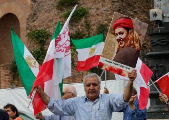 Morte Raisi, anche a Roma i rifugiati festeggiano in piazza con musica e dolcetti: “E’ la gioia del popolo iraniano” |VIDEO