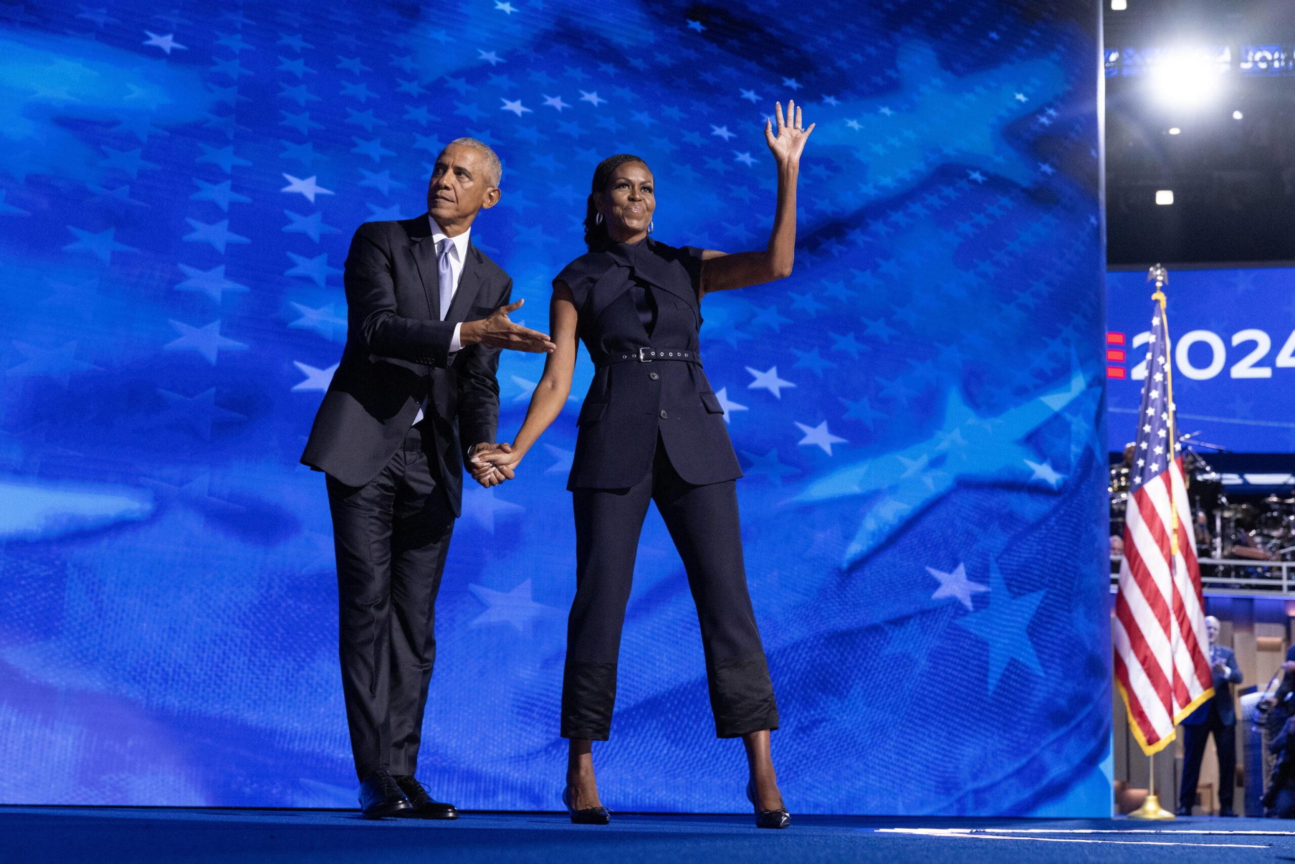 Convention democratica 2024, Barack e Michelle Obama lanciano la candidatura di Harris: “Yes, she can!”: i momenti salienti della seconda giornata