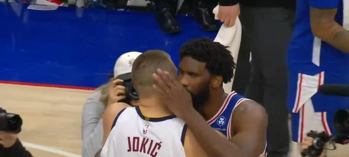 NBA, bell’abbraccio tra Jokic e Embiid. Il centro dei Sixers: “È il più forte della Lega” | VIDEO