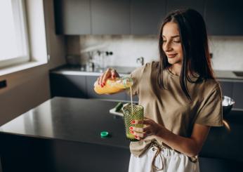 Cosa bere al posto di acqua e limone al mattino: quali sono i benefici e i consigli per il consumo