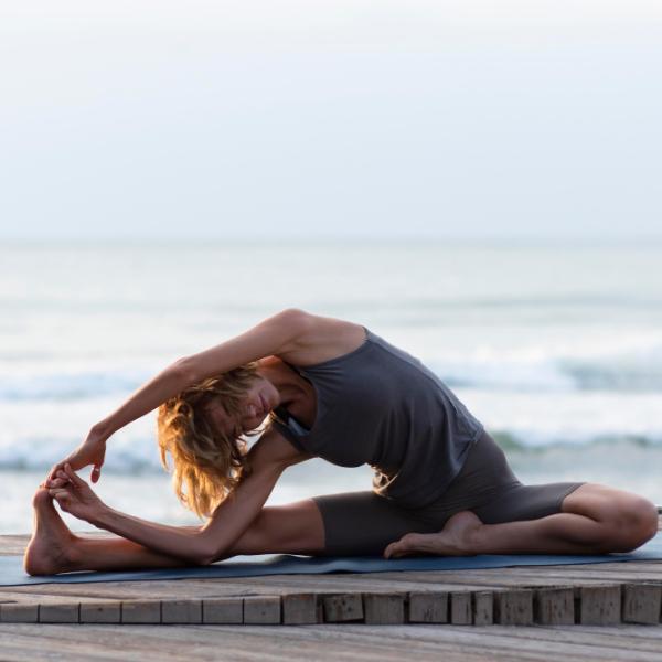 Come si fa lo yoga in spiaggia? Gli esercizi migliori