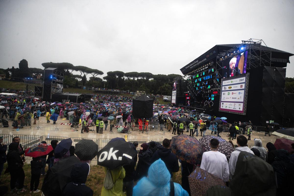 Concerto del Primo Maggio 2024 a Roma, il messaggio di Elisa: “Io sbagliata per la società perché trans. Non tradire mai la tua pelle” | VIDEO