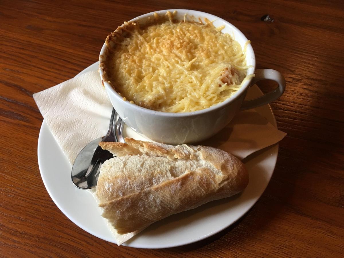 Zuppa di cipolle francese, il comfort food che vi conquisterà