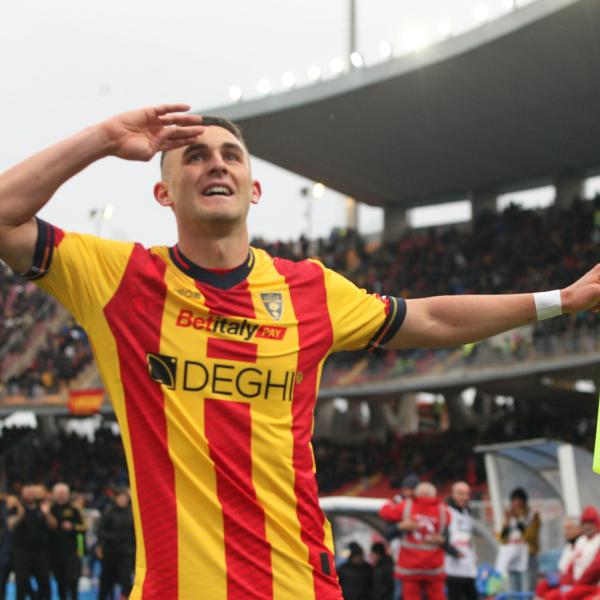 Lecce-Frosinone 2-1, i giallorossi vincono dopo 10 partite. Cronaca e tabellino