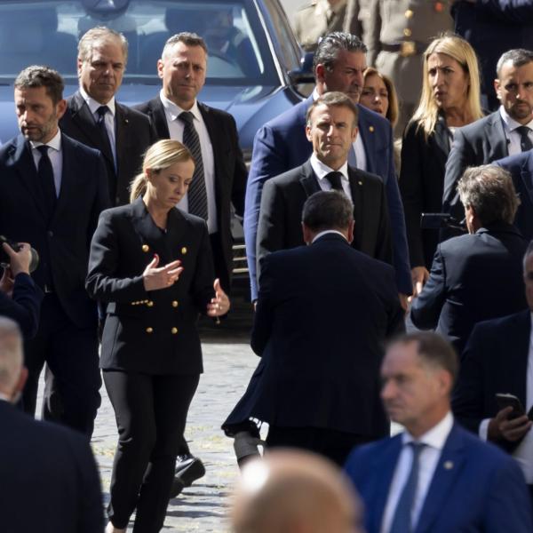 Meloni-Macron, faccia a faccia informale a Roma dopo i funerali di Napolitano