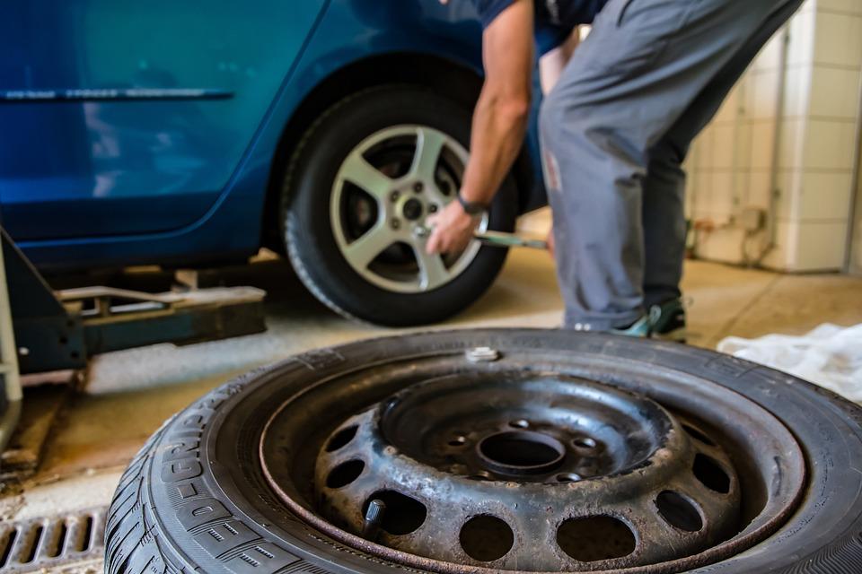 Quando si cambiano le gomme invernali con quelle estive? Date, esenzioni, multe