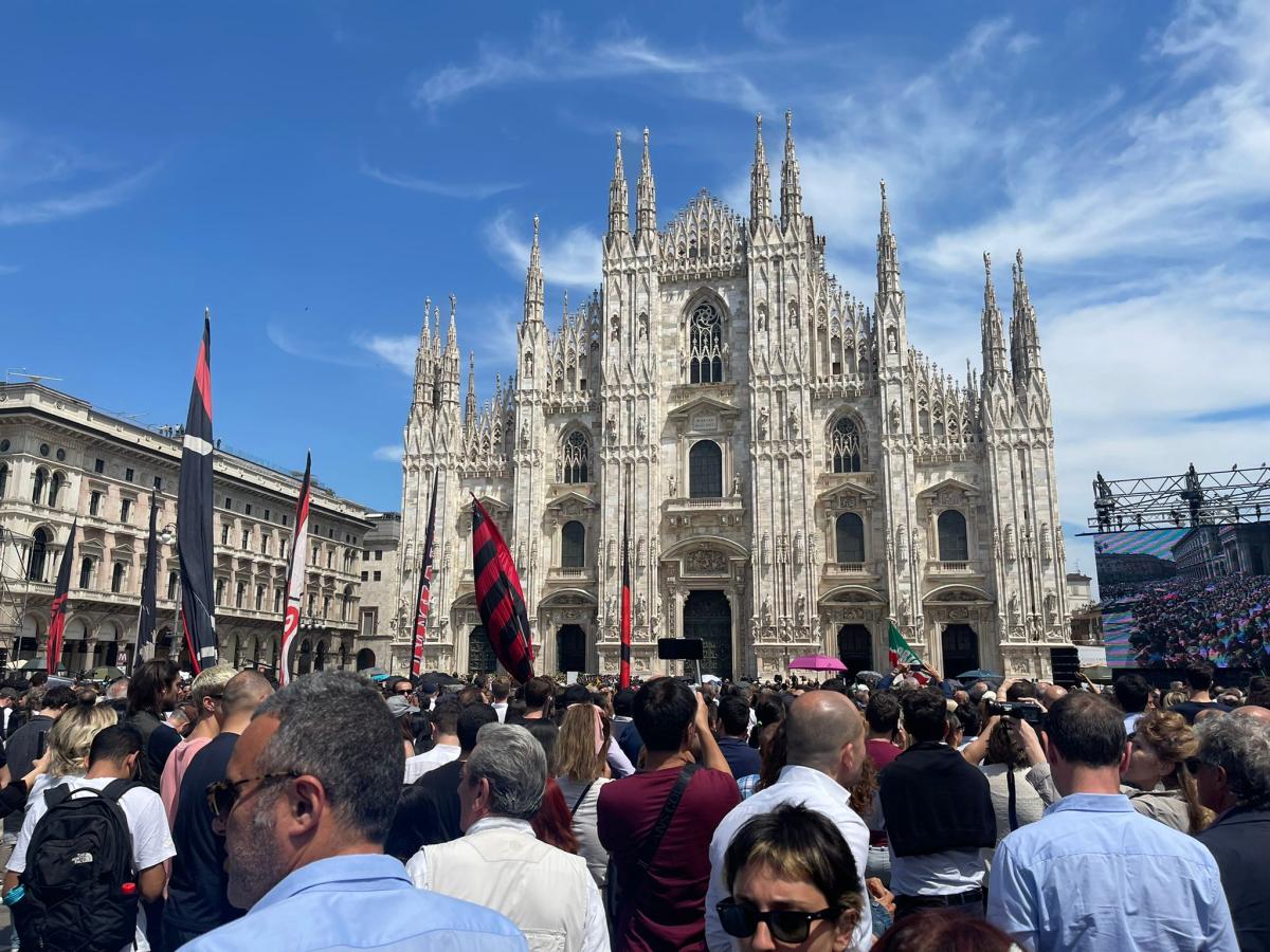 Funerali Berlusconi, piazza Duomo gremita con cori e bandiere