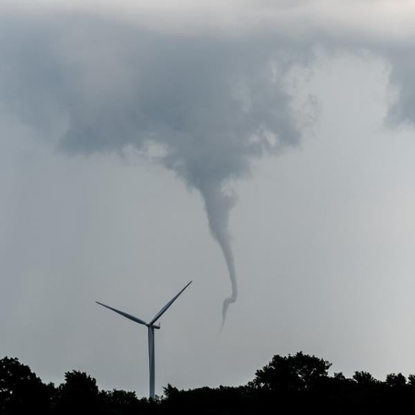 Maltempo a Roma, in cielo un tubo nuvoloso simile a un tornado nella zona dei Castelli Romani: cos’è il funnel cloud