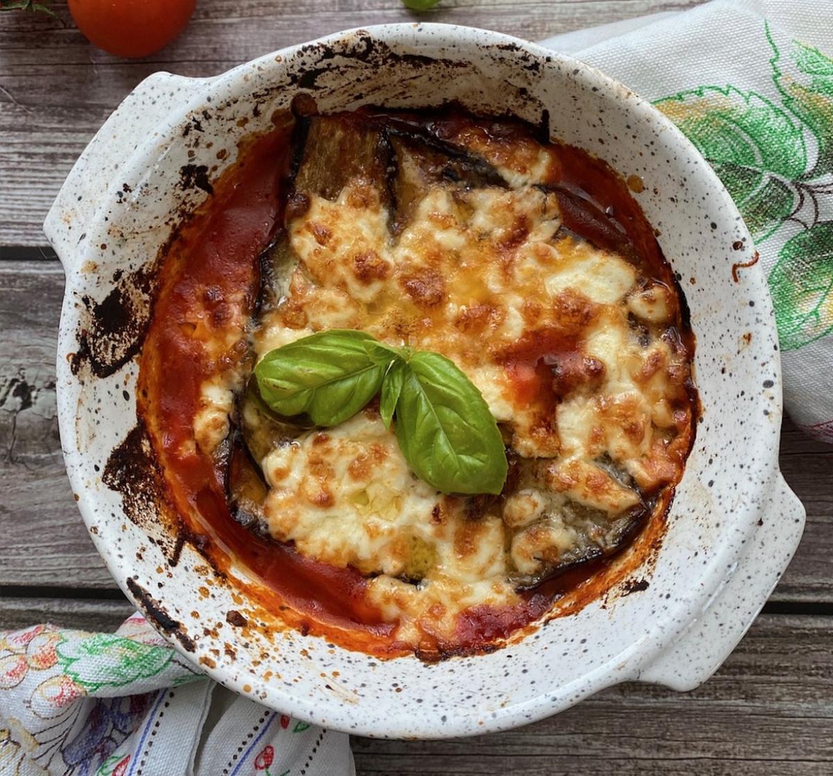 Un goloso piatto unico: la parmigiana di melanzane in crosta di pane