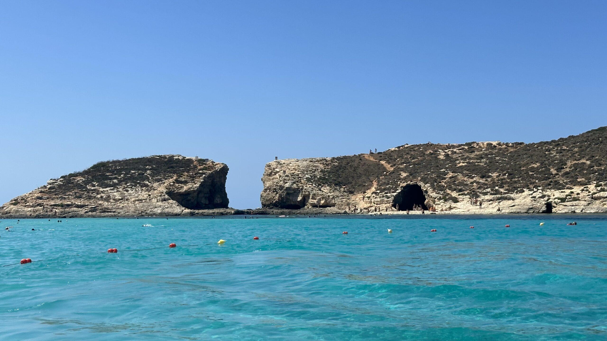 Malta, così vicina all’Italia, ma così diversa: spiagge e vita notturna. Ecco dove andare