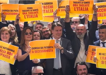 Autonomia, flash mob M5S a Chigi. Conte: “Questo Governo spacca il Paese. Giuseppe sulla scheda? Ma non scherziamo!” | VIDEO