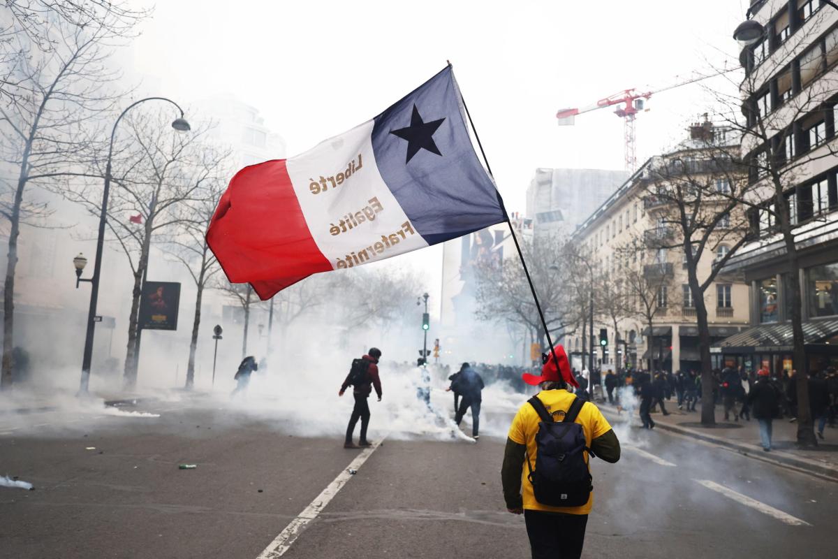 Francia, nuovi scontri tra polizia e manifestanti: guerriglia nei p…