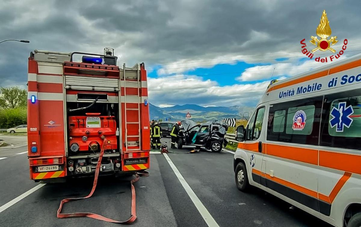 Catanzaro, incidente sulla statale 106 all’altezza di Soverato: str…