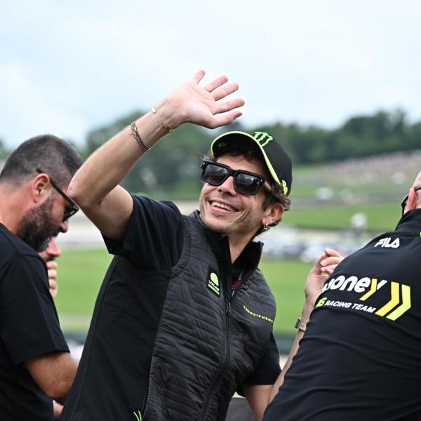 Valentino Rossi non è mai stanco di vincere: trionfo al GT World Challenge