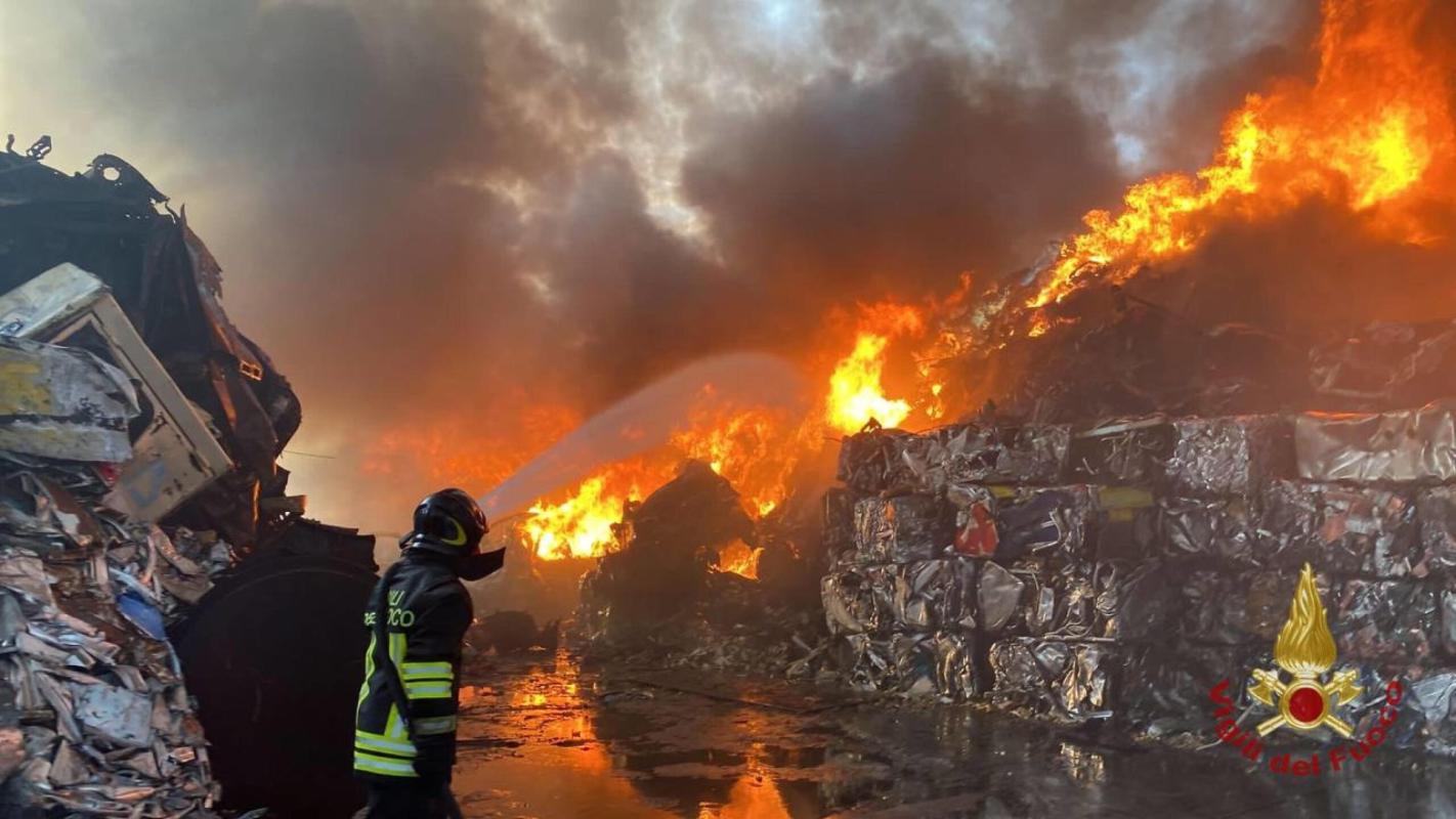 Siracusa, incendio in un lido balneare ad Avola: evacuati i bagnanti