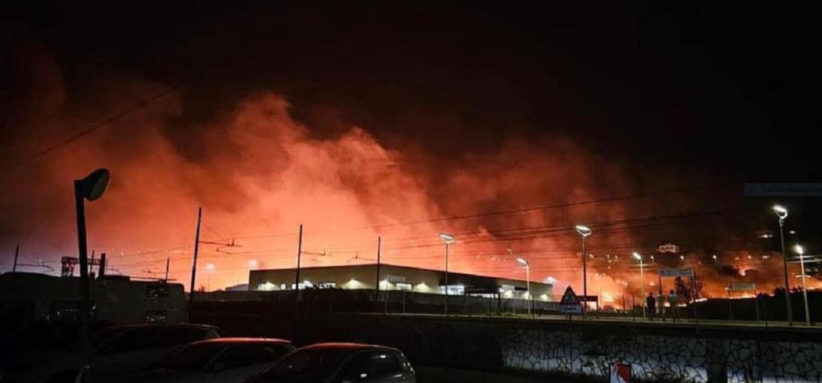 Milazzo, un incendio distrugge un deposito di bevande: a rischio il…