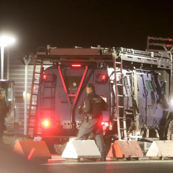 Germania, uomo armato prende in ostaggio i figli e irrompe con l’auto nell’aeroporto di Amburgo | VIDEO