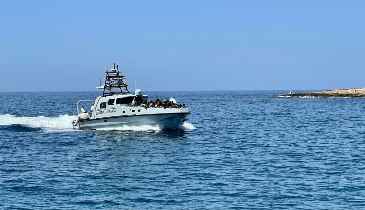 Ragusa, cade dalla scogliera mentre si scatta un selfie: riprese le ricerche in mare