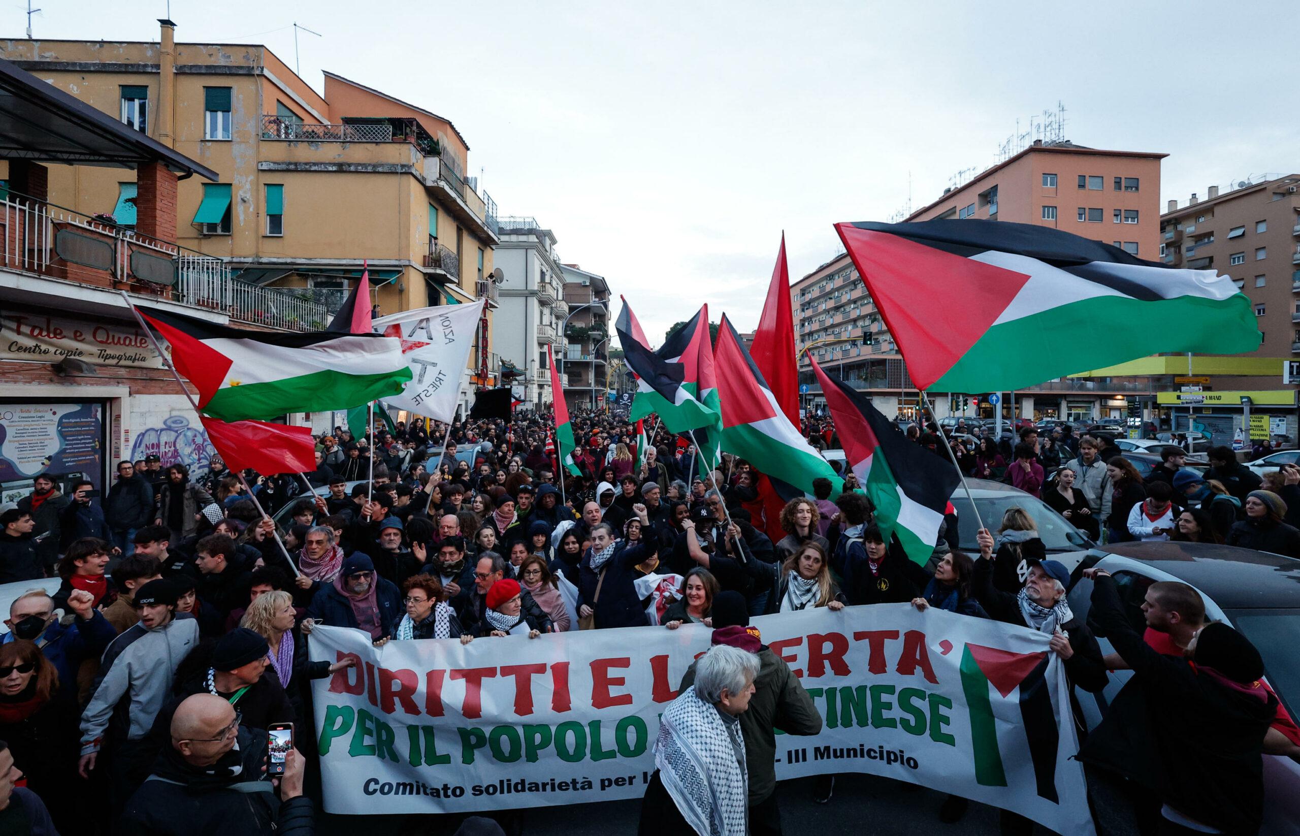 Rogo manichino Meloni, la condanna di Mattarella: “Intollerabile serie di manifestazioni di violenza”. Solidarietà anche da PD e IV