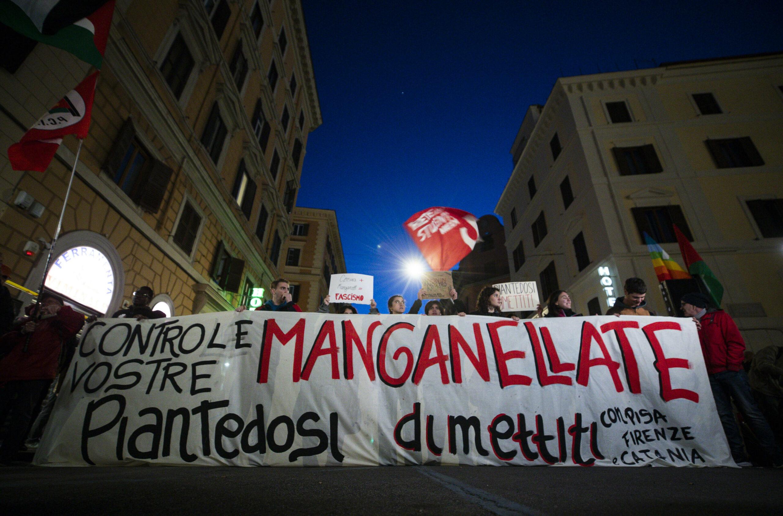 Roma, studenti in piazza dopo i fatti di Pisa. Conte: “M5S presente. Governo? Poca tolleranza per il dissenso politico” | VIDEO