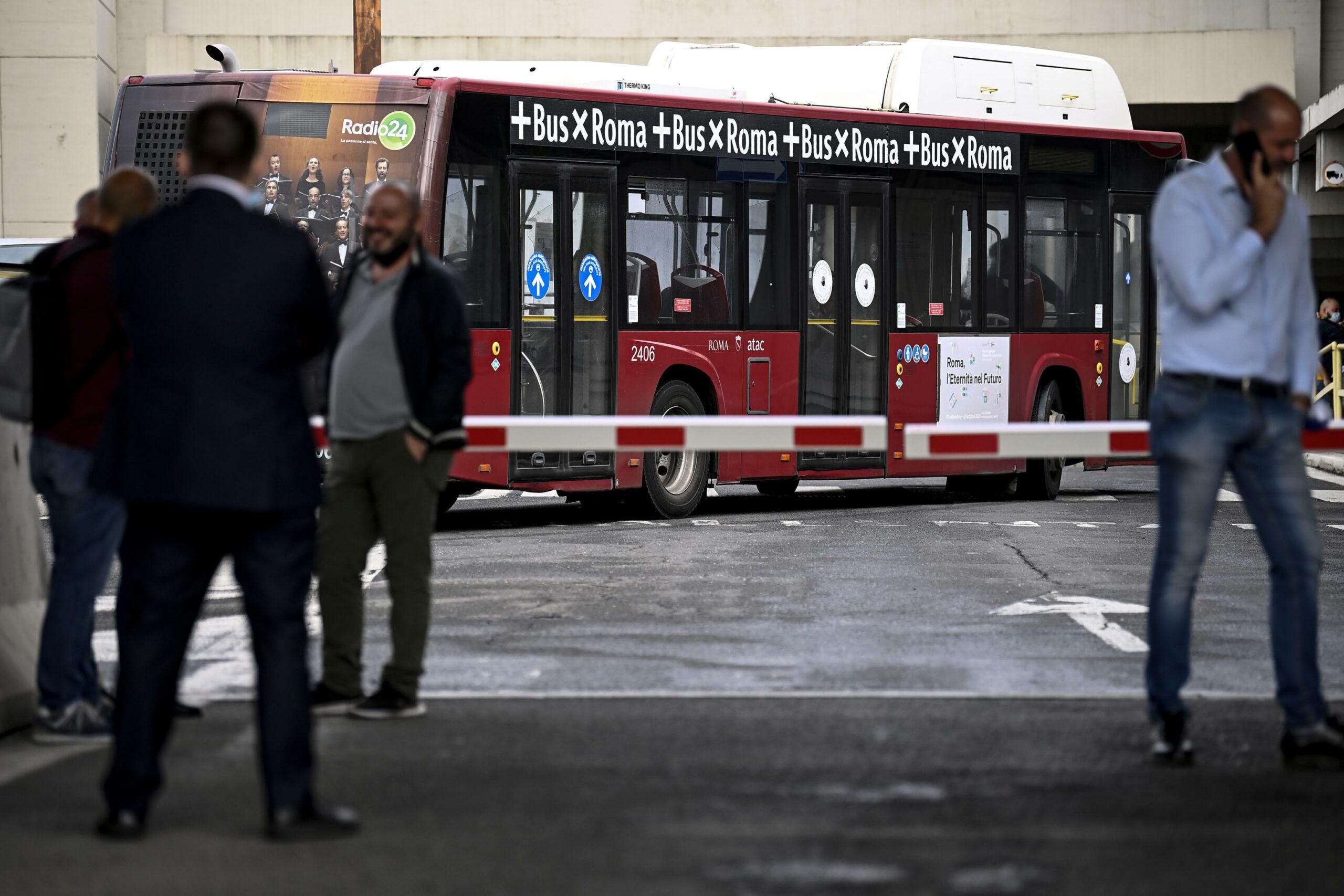 Roma, gli orari dei trasporti Atac a Pasqua e Pasquetta 2024: metro, bus, deviazioni e servizi sospesi