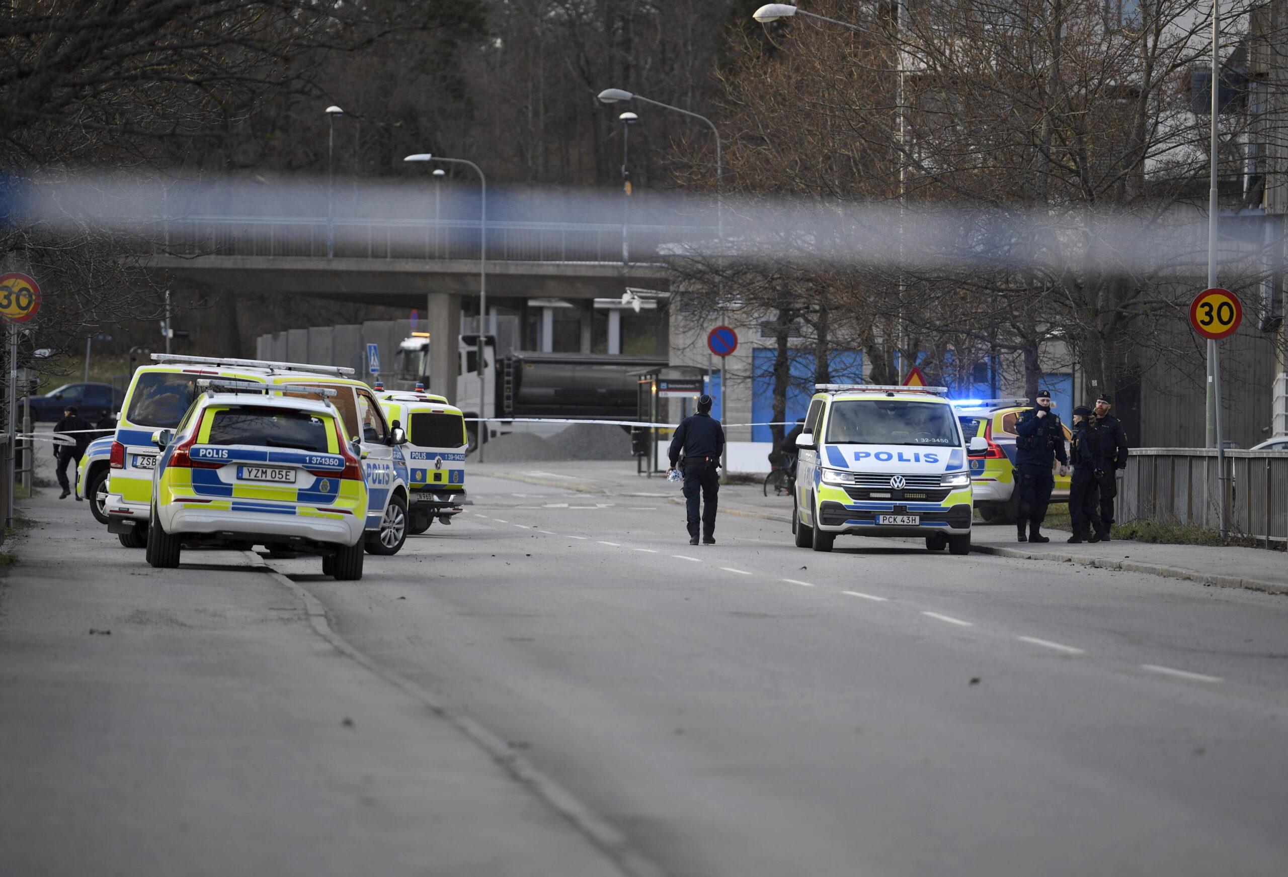 Svezia, omicidio a Stoccolma: gang uccide un uomo davanti a suo figlio 12enne. Il premier Kristersson: “Porre fine alla violenza”