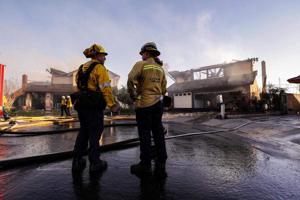 Usa, incendio sui monti a nord di Los Angeles: 15mila acri divorati dalle fiamme, evacuate 20mila persone | VIDEO