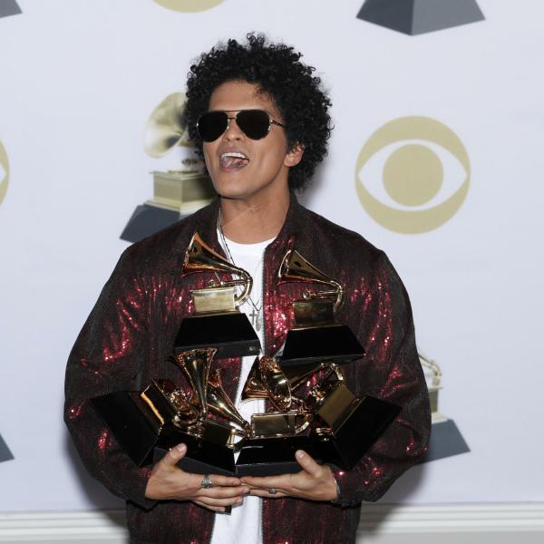 Bruno Mars: età, origini, moglie, figlio e canzoni famose