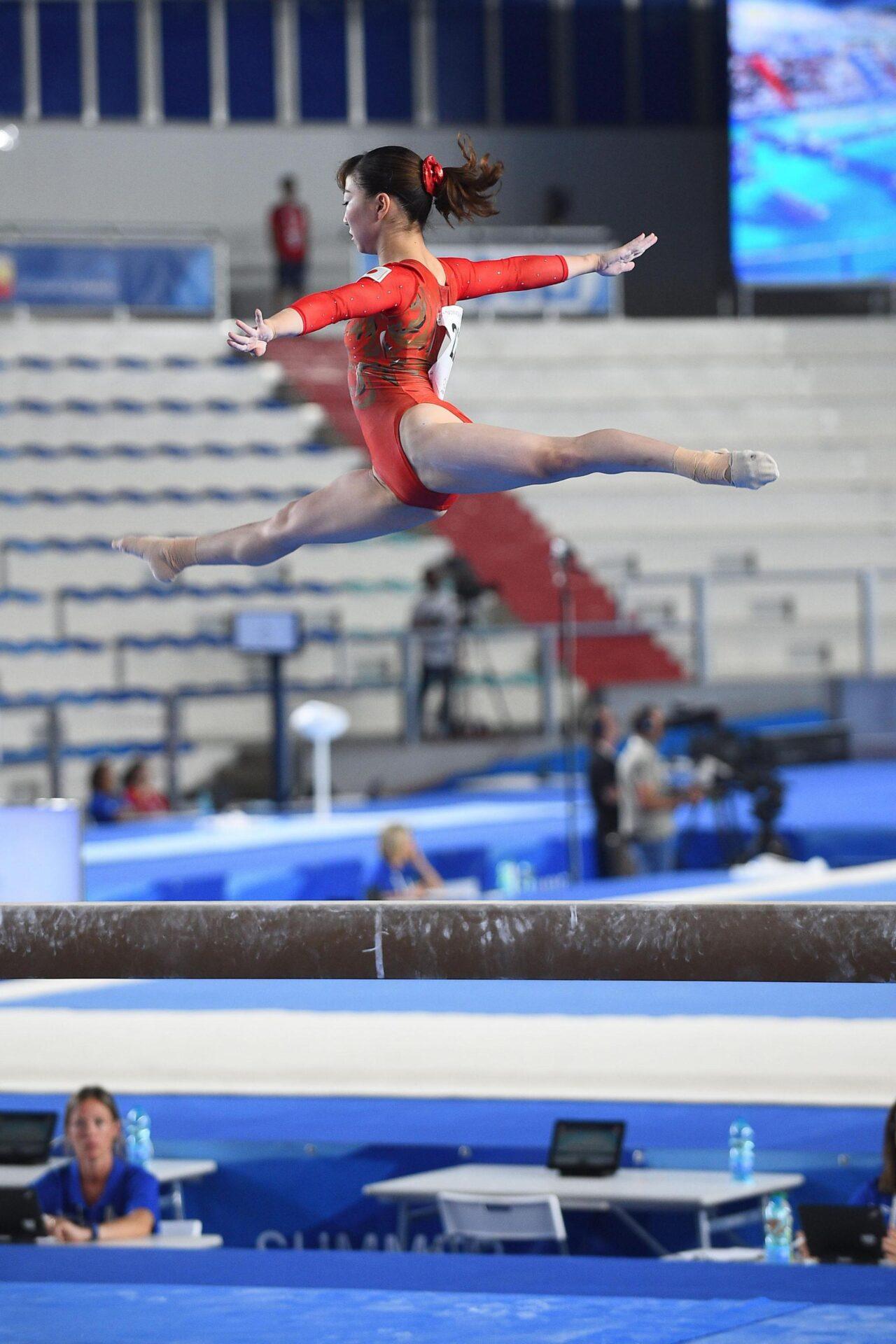 Divieto sulle foto a gambe aperte nella ginnastica, le azzurre: “Le pose rientrano nell’artisticità”