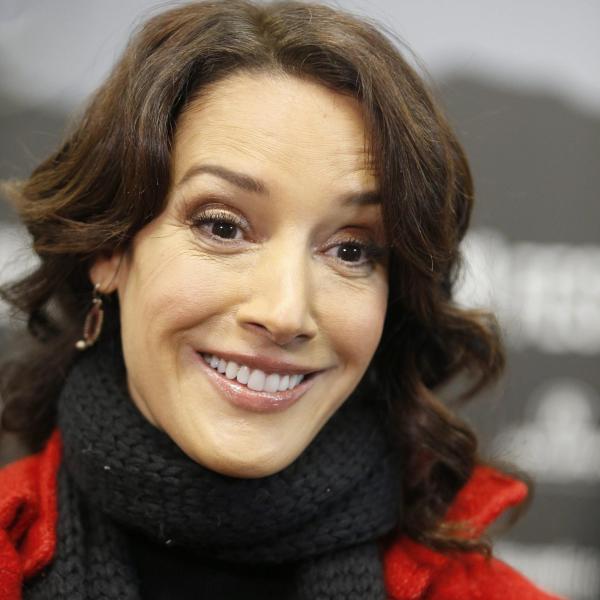 Jennifer Beals compie 60 anni, fece sognare una generazione sulle ali di “Flashdance”. Tante le connessioni con l’Italia