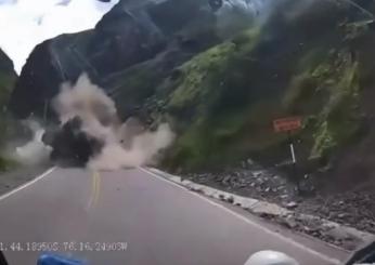 Video shock dal Perù: enormi massi franano sulla strada e colpiscono in pieno due camion