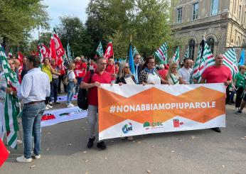 Strage di Brandizzo, la manifestazione a Vercelli in memoria dei 5 operai morti. Landini: “Basta pacche sulle spalle ipocrite”