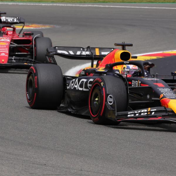 Formula 1, Max Verstappen domina il GP del Belgio. Leclerc 3º, Sainz si ritira