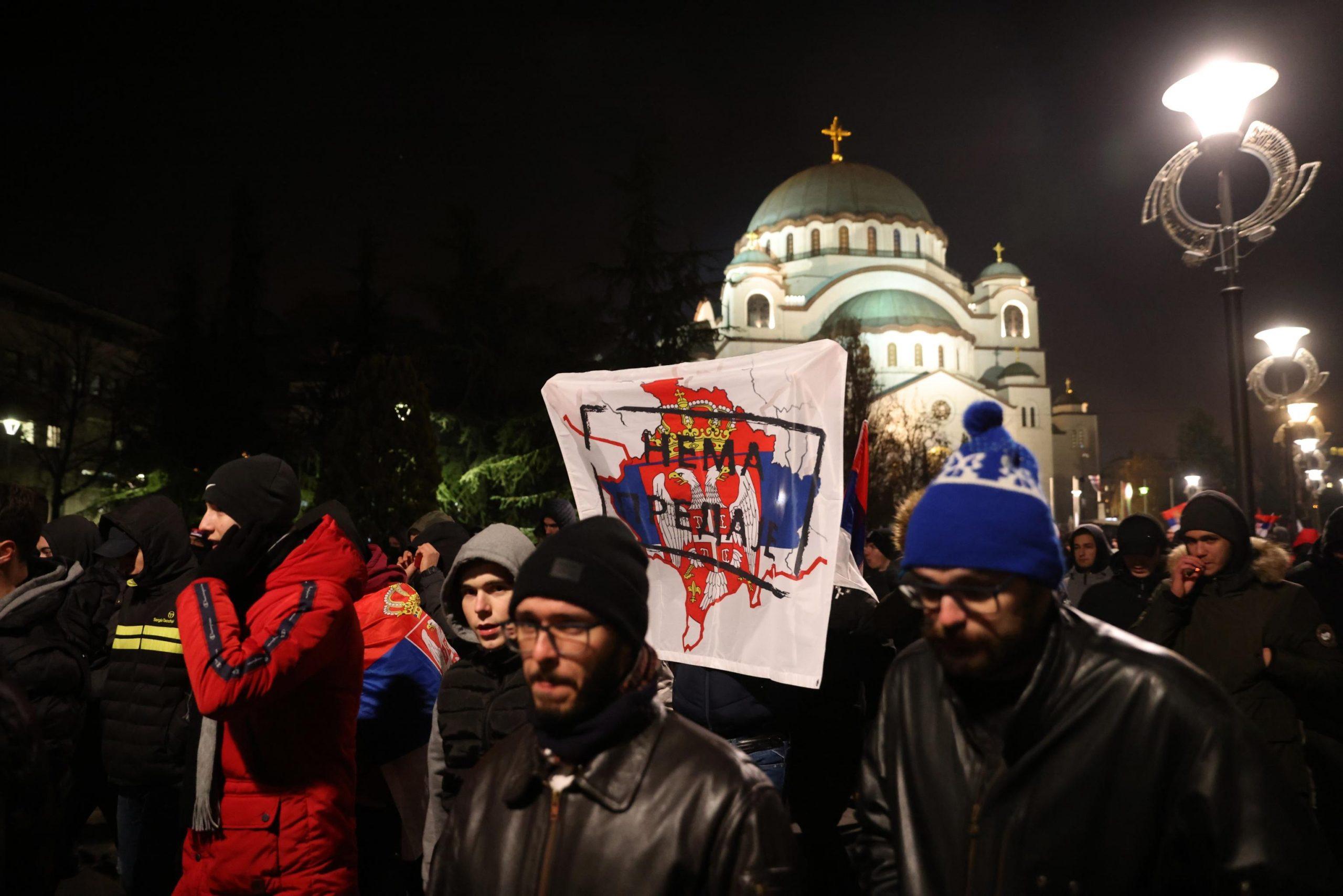 Kosovo, continuano le proteste tra blocchi stradali e barricate. Mille militari italiani al confine con la Serbia