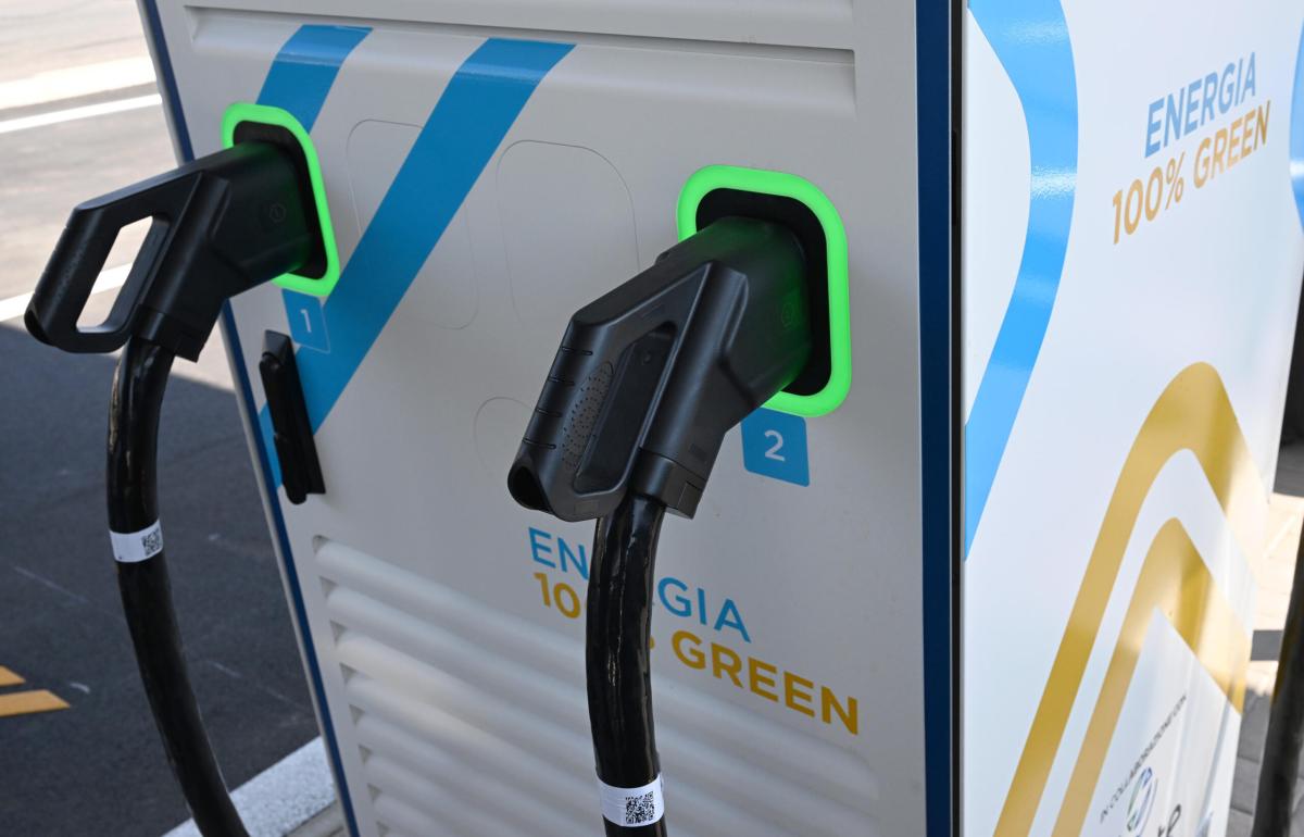 Auto green, inaugurato a Napoli il primo distributore di sola energ…